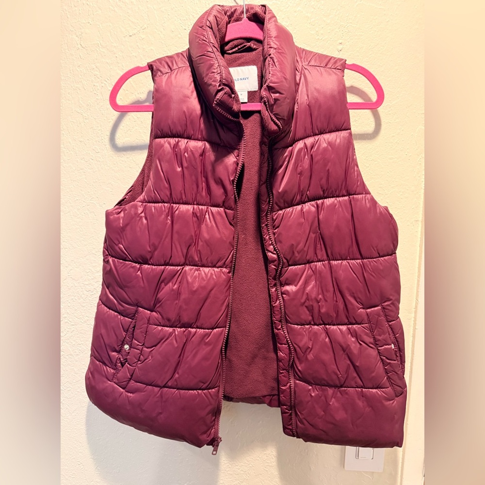 Old Navy Frost-Free Puffer Vest in a maroon / burgundy Size M